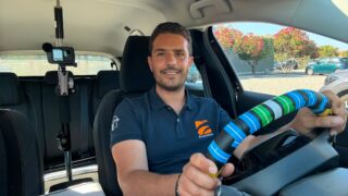 Les reconnaissances du Tour de Corse Historique… comme une rééducation avec Race4you
Il y a quelques mois, je ne savais même pas si je pourrais remarcher normalement un jour.
Aujourd’hui, me retrouver ici, sur les routes du Tour de Corse Historique, est difficile à décrire. Il y a un mélange de fierté, d’émotion et de gratitude. Ces routes, je les connais par cœur depuis plus de dix ans, mais cette année, elles n’ont pas la même saveur.
Être ici début juillet était l’objectif que je m’étais fixé pendant ces longs mois d’hôpital et de rééducation. Alors aujourd’hui, simplement pouvoir reprendre les reconnaissances est déjà une immense victoire.
Je voudrais remercier du fond du cœur ma famille, mes amis et toutes les personnes qui m’ont aidé à revenir jusqu’ici. Merci également aux équipes du Centre Richelieu de La Rochelle pour leur accompagnement exceptionnel.
Cette épreuve m’a rappelé une chose essentielle, on n’a pas besoin d’avoir beaucoup d’amis. Les vrais sont ceux qui restent à vos côtés quand tout s’arrête, ceux qui vous soutiennent sans rien attendre en retour. À vous tous… merci.
Aujourd’hui, ce n’est pas seulement un retour sur les spéciales. C’est un retour à une partie de moi-même que je pensais avoir perdue pendant quelques mois.
Et je peux vous assurer d’une chose, savourer à nouveau chaque kilomètre de ces reconnaissances est un privilège, j’en avais même rêvé !